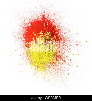 Il giallo e il rosso in polvere di colore mucchio contro uno sfondo bianco. Foto Stock