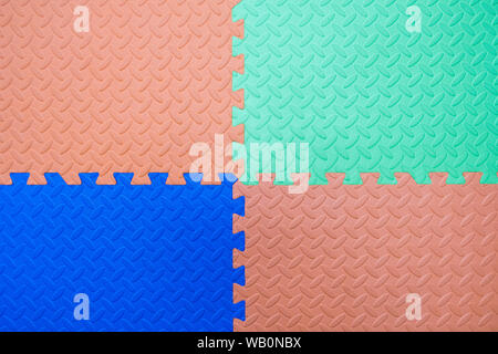 Schiuma di piastrelle di pavimentazione, tappetini, all'interno di una sala giochi, kindergarten scuola o palestra. Uso potenziale come uno sfondo colorato con spazio di copia Foto Stock