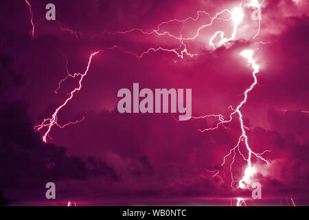 Tempesta di pericolose con lampi e fulmini Foto Stock