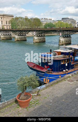 Barche casa ormeggiato sulle rive del fiume Senna vicino al Pont de Artes ponte. Il centro di Parigi, Francia Foto Stock