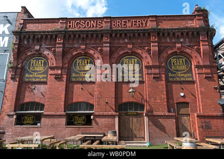 Antica Birreria higsons edificio nel Baltic Triangle area di Liverpool, in Inghilterra, Regno Unito, rigenerato in un bar chiamato peaky blinders. Foto Stock