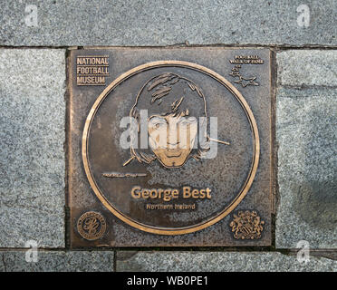 Targa di bronzo dell'Irlanda del nord il calciatore George Best sul calcio walk of fame presso il museo nazionale del calcio in Manchester Inghilterra England Regno Unito Foto Stock