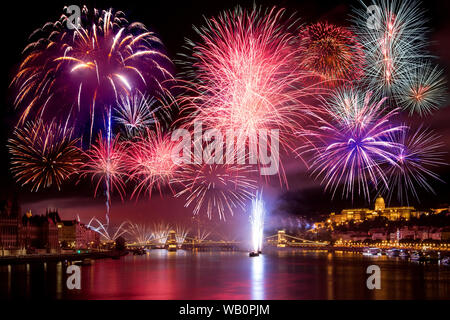 Coloratissimi fuochi d'artificio a Budapest il 20 agosto. di notte - il Castello di Buda e Ponte delle catene, il Danubio e il Parlamento in background Foto Stock