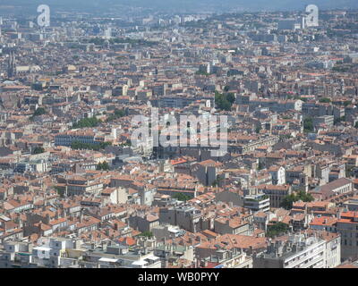 Vista di Marsiglia da Notre Dame de la Garde cattedrale, Provenza Francia Foto Stock