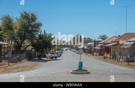 Hopetown, Sud Africa - una vista giù per la strada principale di questo piccolo Karoo rurale comune immagine in formato orizzontale Foto Stock