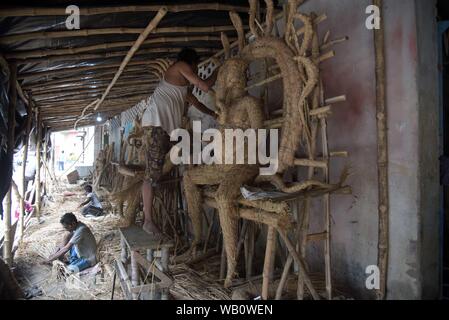 Di Allahabad, Uttar Pradesh, India. 23 Ago, 2019. Un artista preparare Signore Ganesha la statua in anticipo Ganesh chaturthi festival celebrazione in Prayagraj(Allahabad) Venerdì, 23 agosto 2019. Credito: Prabhat Kumar Verma/ZUMA filo/Alamy Live News Foto Stock