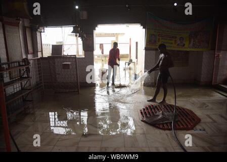 Il 23 agosto 2019, di Allahabad, Uttar Pradesh, India: i lavoratori pulire un tempio dopo aver allagato fiume ganga l'acqua è diminuito a Sangam area in Prayagraj(Allahabad) Venerdì, 23 agosto 2019. (Credito Immagine: © Prabhat Kumar Verma/ZUMA filo) Foto Stock