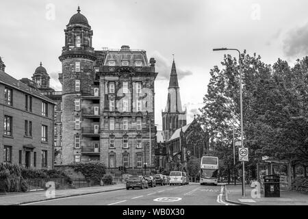 Glasgow, Scotland, Regno Unito - 22 Giugno 2019: impressionante architettura di Glasgow guardando verso il basso sulla Cattedrale di Glasgow e il Royal Infirmary. Foto Stock