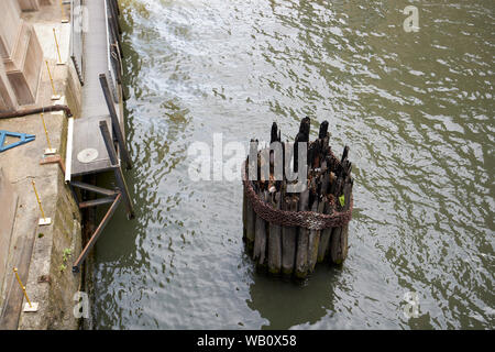 Vecchio decadendo in legno cluster di pelo legata da catene arrugginite del fiume Chicago Chicago in Illinois negli Stati Uniti d'America Foto Stock