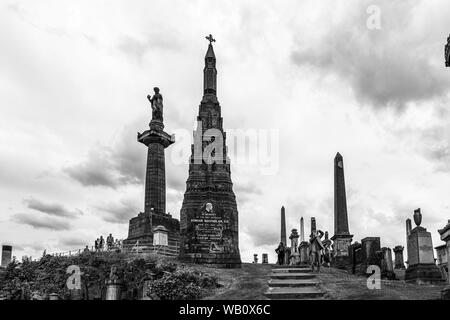 Glasgow, Scotland, Regno Unito - 22 Giugno 2019: architettura antica e i monumenti ai caduti a Glasgow necropoli è un cimitero Vittoriano di Glasgow e è Foto Stock