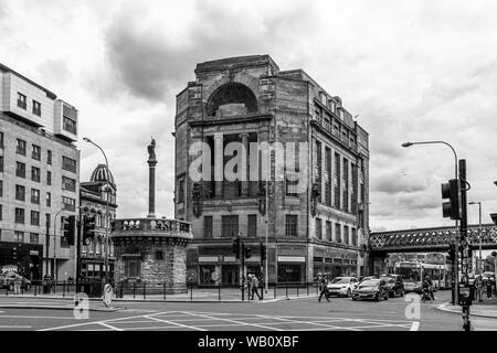 Glasgow, Scotland, Regno Unito - 22 Giugno 2019: l'imponente architettura del centro città di Glasgow e il vecchio casello a Mercat Cross di fronte al Me Foto Stock