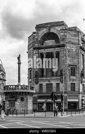Glasgow, Scotland, Regno Unito - 22 Giugno 2019: l'imponente architettura del centro città di Glasgow e il vecchio casello a Mercat Cross di fronte al Me Foto Stock