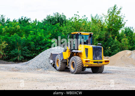 Scaricare rinfuse con il carico della piattaforma ferroviaria nella cava di data mining Foto Stock