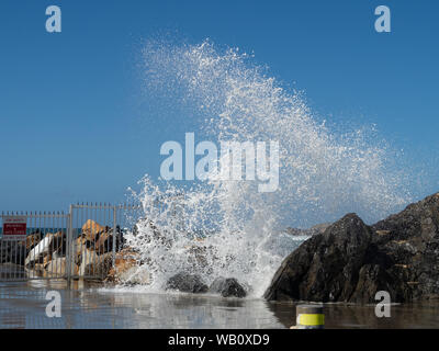 Onde che si infrangono e si schiantano sulle rocce vicino alle porte del muro di rottura a Coffs Harbour Foto Stock