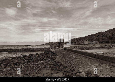 Dunure robuste difese di mare e ora anche un 'Outlander' riprese attirando molta attenzione necessaria al villaggio durante l'estate. Il Outlan Foto Stock