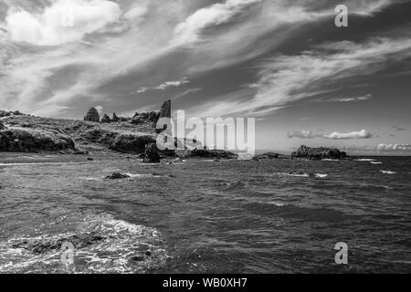 Dunure robuste difese del mare, le sue antiche rovine del castello e ora anche un 'Outlander' riprese attirando molta attenzione necessaria al villaggio dur Foto Stock