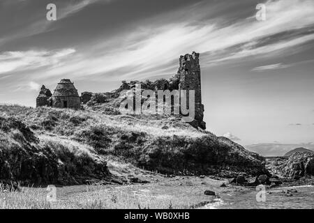 Dunure robuste difese del mare, le sue antiche rovine del castello e ora anche un 'Outlander' riprese attirando molta attenzione necessaria al villaggio dur Foto Stock