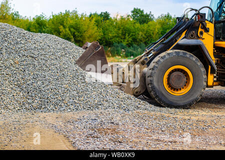 Scaricare rinfuse con il carico della piattaforma ferroviaria nella cava di data mining Foto Stock