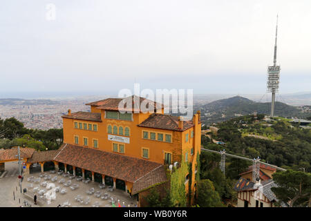 Vista panoramica su Barcellona con il ristorante in primo piano 