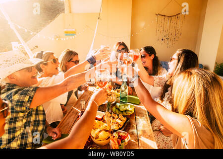 Allegro felice le generazioni miste. età persone femmine tintinnio vini rossi occhiali tutti insieme al divertimento in amicizia - outdoor celebrazione un tempo libero Foto Stock