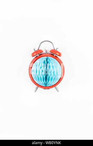 Compleanno o baby doccia invito alla festa del modello di scheda. Sveglia rossa con blu di carta a nido d'ape sfera su sfondo bianco. Creative top concettuale vi Foto Stock