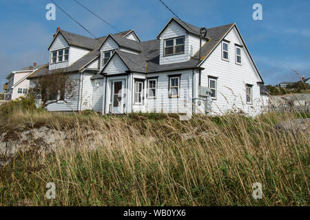 Casa a Peggys Cove Nova Scotia Canada Halifax Canada casa indipendente in stile edificio bianco lungo prato sul bordo del mare con vista sul grande dormy Foto Stock