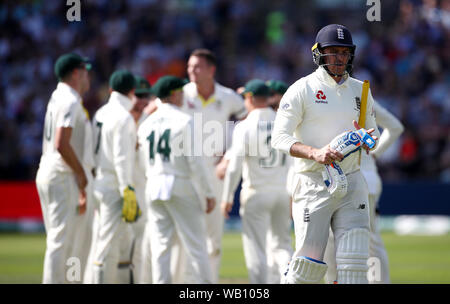 L'Inghilterra del Jason Roy (destra) reagisce dopo essere stata licenziata durante il giorno due del terzo ceneri Test match a Headingley, Leeds. Foto Stock