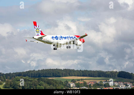 Airbus A320-214, Reg: HB-IHX beim Anflug zum Flughafen Zurigo (ZRH). 15.08.2019 Foto Stock