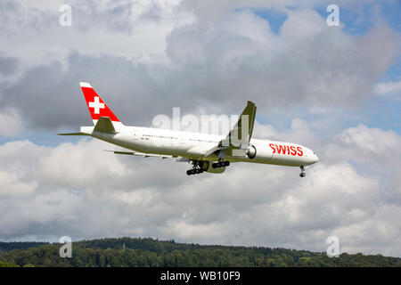 Boeing 777-3cervi, Reg: HB-JNE beim Anflug zum Flughafen Zurigo (ZRH). 15.08.2019 Foto Stock