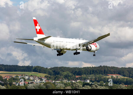 Boeing 777-3cervi, Reg: HB-JNH beim Anflug zum Flughafen Zurigo (ZRH). 15.08.2019 Foto Stock