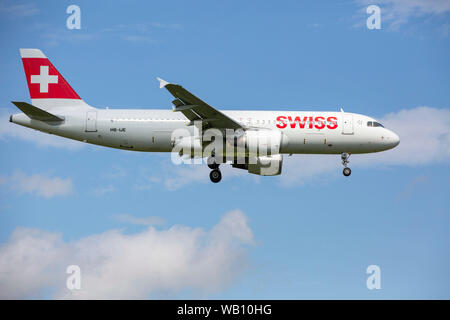 Airbus A320-214, Reg: HB-IJE beim Anflug zum Flughafen Zurigo (ZRH). 15.08.2019 Foto Stock