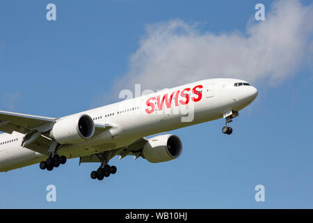 Boeing 777-3cervi, Reg: HB-JNH beim Anflug zum Flughafen Zurigo (ZRH). 15.08.2019 Foto Stock