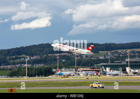 Airbus A320-214, Reg: HB-IJJ beim Abflug vom Flughafen Zurigo (ZRH). 15.08.2019 Foto Stock