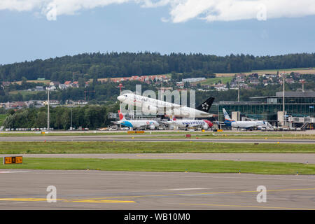 Airbus A320-214, Reg: HB-IJO beim Abflug vom Flughafen Zurigo (ZRH). 15.08.2019 Foto Stock