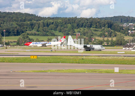 Swedish Air Force, Typ: Lockheed AC-130H Hercules, Reg: 848 am Flughafen Zurigo (ZRH). 15.08.2019 Foto Stock