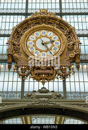 Orologio della vecchia stazione ferroviaria nella sala principale del Musee d'Orsay. Parigi, Francia Foto Stock