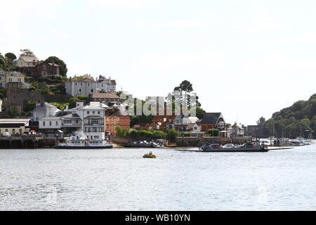 LA CITTÀ DI DARTMOUTH SUL FIUME DART NELLA CONTEA DI DEVON , INGHILTERRA DEL SUD OVEST, REGNO UNITO. VIAGGI. VIAGGIARE NEL REGNO UNITO. TURISMO. TOUR IN INGHILTERRA. IN GIRO PER IL REGNO UNITO. CITTÀ STORICHE DELLA GRAN BRETAGNA. DARTMOUTH È SITUATO SUL FIUME DART E UN NOTEVOLE RESIDENTE È STATO THOMAS NEWCOMEN NATO NEL 1663 CHE INVENTÒ IL PRIMO MOTORE ATMOSFERICO CHE FU IL PRIMO MOTORE DI POMPAGGIO A VAPORE DI SUCCESSO. STAYCATION. Foto Stock