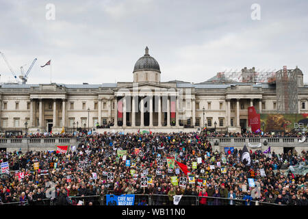 CND (campagna per il Disarmo Nucleare) tenendo un rally in Trafalgar Square come parte del suo 'Stop Trident" demo nazionale, dopo aver marciato in marmo Foto Stock