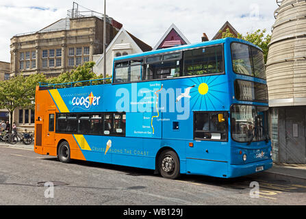 Un Coaster bus aperti in Weston-super-Mare, Regno Unito. Gli autobus passano su due percorsi da Weston-super-Mare a baia di sabbia e di Burnham-on-Sea. Foto Stock