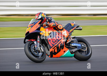 TOWCESTER, Regno Unito. 23 Ago, 2019. Pol Espargaro (SPA) Red Bull KTM Factory Racing durante la sessione di prove libere 1 della GoPro British Grand Prix sul circuito di Silverstone il Venerdì, 23 agosto 2019 a Towcester, Inghilterra. Credito: Taka G Wu/Alamy Live News Foto Stock