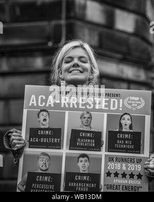 Edimburgo, Scozia, Regno Unito. 21 Agosto, 2019. Gli artisti di strada e attori di intrattenere il pubblico e pubblicizzare la loro mostra in Edinburgh Royal Mile du Foto Stock