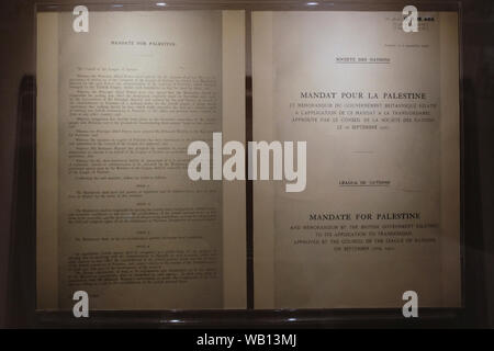 Una copia del mandato britannico per la Palestina dating 12 settembre 1926 con l'articolo II che autorizza la potenza obbligatorio per stabilire uno Stato nazionale ebraico in Palestina visualizzato a Yasser Arafat museo che ripercorre Arafat la vita accanto a quella del suo movimento Fatah e altre fazioni palestinesi a Ramallah una città Palestinese nella zona centrale di West Bank nei territori palestinesi Foto Stock