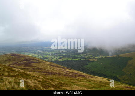 Viste di Brecon Beacon montagne sul percorso da Cwm Gwdi al picco di Pen-y-ventola, il picco più alto nel sud del Regno Unito il giorno nuvoloso con bassa visibilità Foto Stock