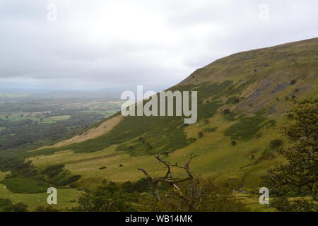 Viste di Brecon Beacon montagne sul percorso da Cwm Gwdi al picco di Pen-y-ventola, il picco più alto nel sud del Regno Unito il giorno nuvoloso con bassa visibilità Foto Stock