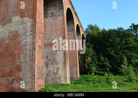 In mattoni in stile vittoriano viadotto ferroviario in Eynsford, Kent, il Darent Valley vicino a Londra e M25 Foto Stock