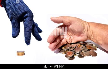 Ricezione del lavoro poco salari mentre i capitalisti portare profitti enormi, a mano in blu guanto è di prelevare una piccola quantità di monete, mano abbracciare il denaro Foto Stock