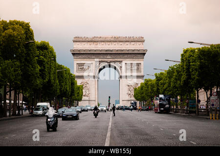 Giugno 5, 2011 parigi, francia : Arc de Triomphe sul giorno di pioggia, Champ elysee street Foto Stock