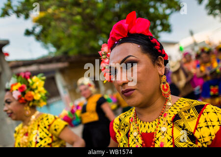 "Messicano mux" (tipicamente, gli uomini omosessuali indossando abiti femminili) a prendere parte al festival in Juchitán de Zaragoza, Messico. Foto Stock