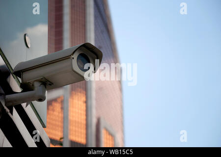 Sicurezza del sistema di sorveglianza all'entrata di un ufficio moderno edificio. Due videocamere di sorveglianza video Foto Stock