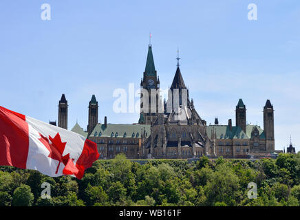 Vista del parlamento canadese collina dal lato posteriore con il Canada bandiera sulla sinistra Foto Stock